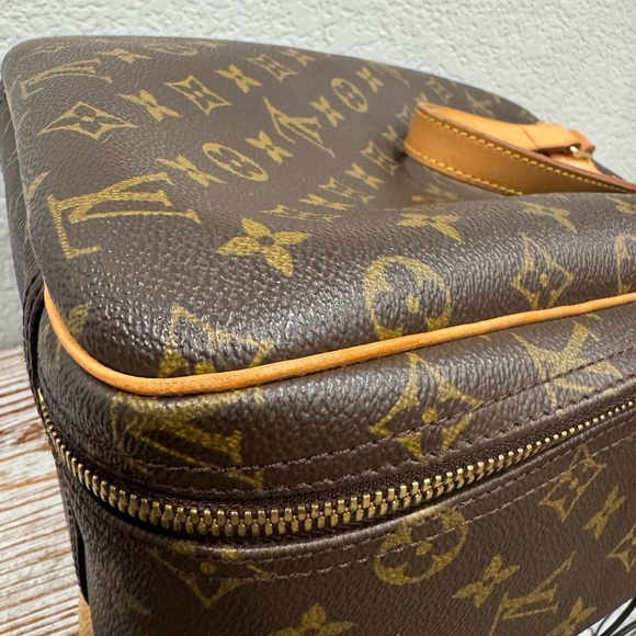 Louis Vuitton Excursion Bag - Picture 7 of 17